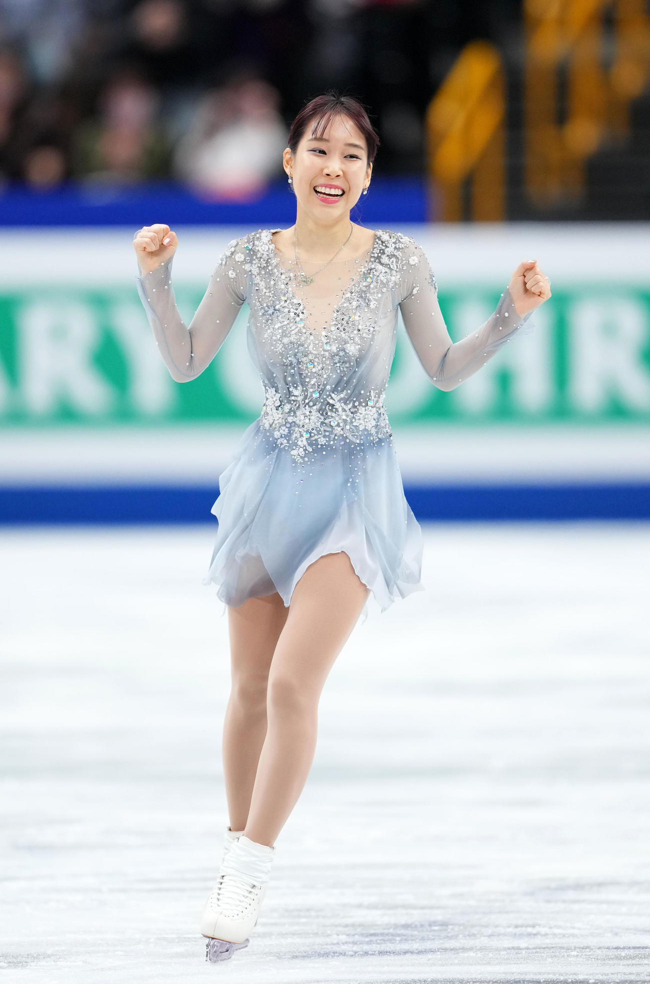 女子SPでの演技を終え笑顔でガッツポーズする三原（撮影・横山健太）