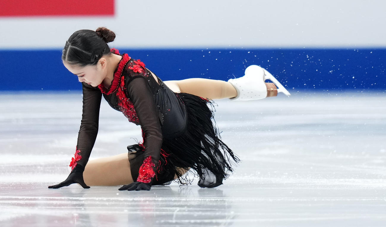 女子SPのジャンプで転倒する渡辺（撮影・横山健太）