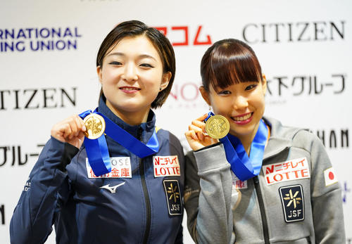 メダルを手に笑顔を見せる坂本（左）と三原（撮影・横山健太）