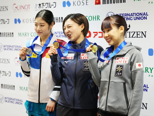 メダルを手に笑顔を見せる、左からSP3位イ・ヘイン、1位坂本、3位三原（撮影・横山健太）
