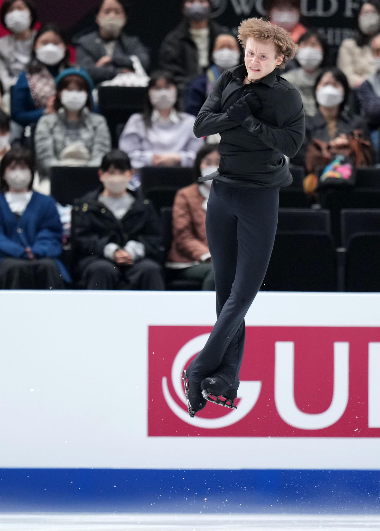 男子SPでジャンプを決めるイリア・マリニン（撮影・横山健太）