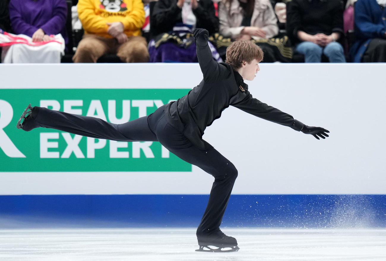 男子SPでジャンプを決めるイリア・マリニン（撮影・横山健太）