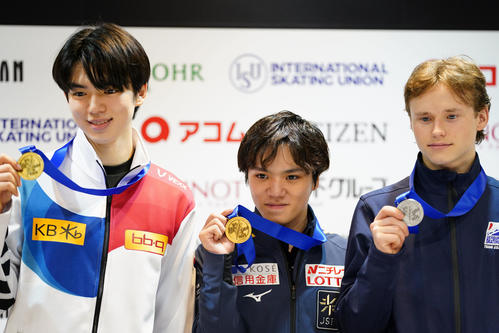 メダルを手に笑顔を見せる、左からチャ・ジュンファン、宇野、イリア・マリニン（撮影・横山健太）