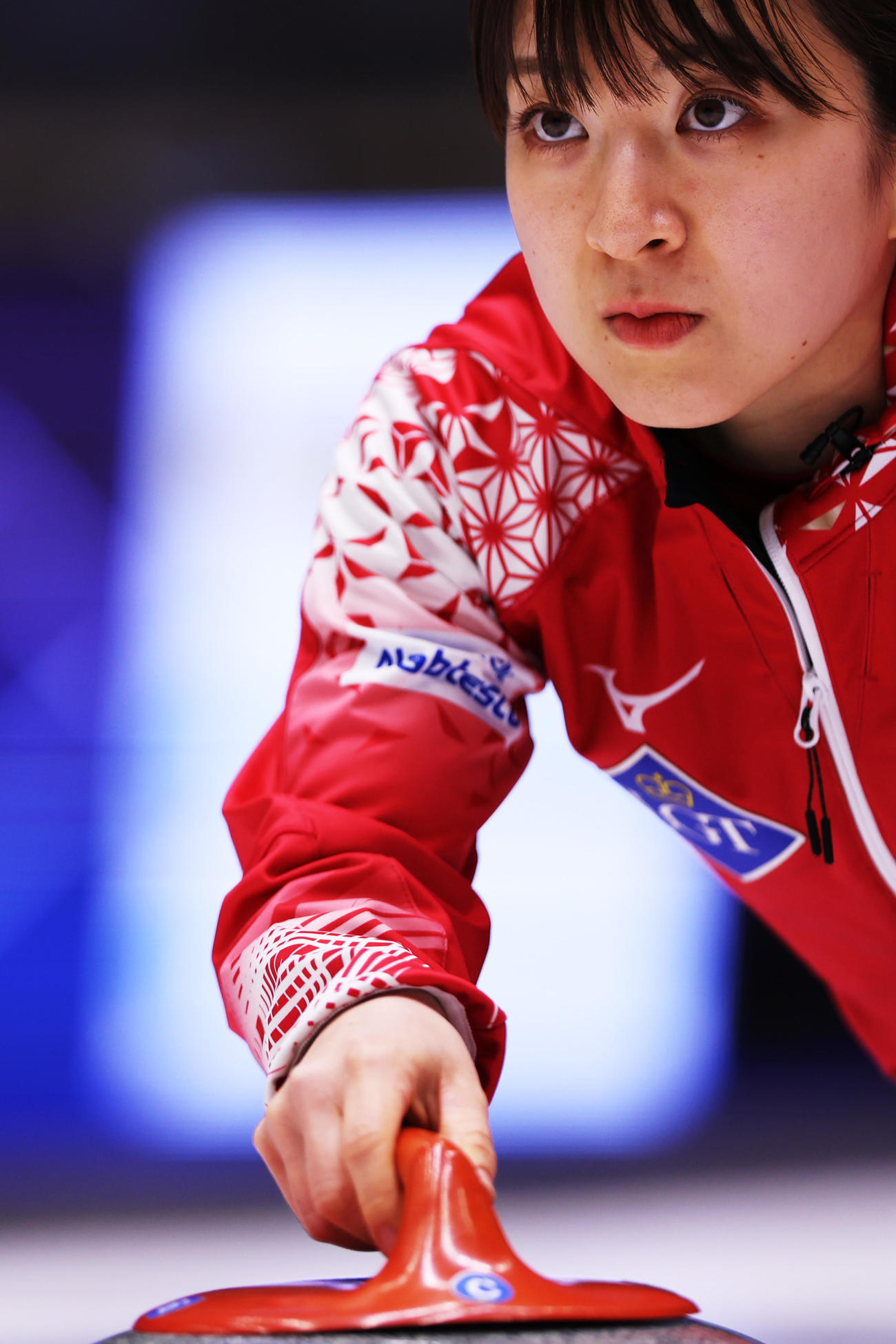 ノルウェー戦で真剣な表情でストーンを投げる日本代表ロコ・ソラーレの鈴木（C）WCF／Stephen Fisher