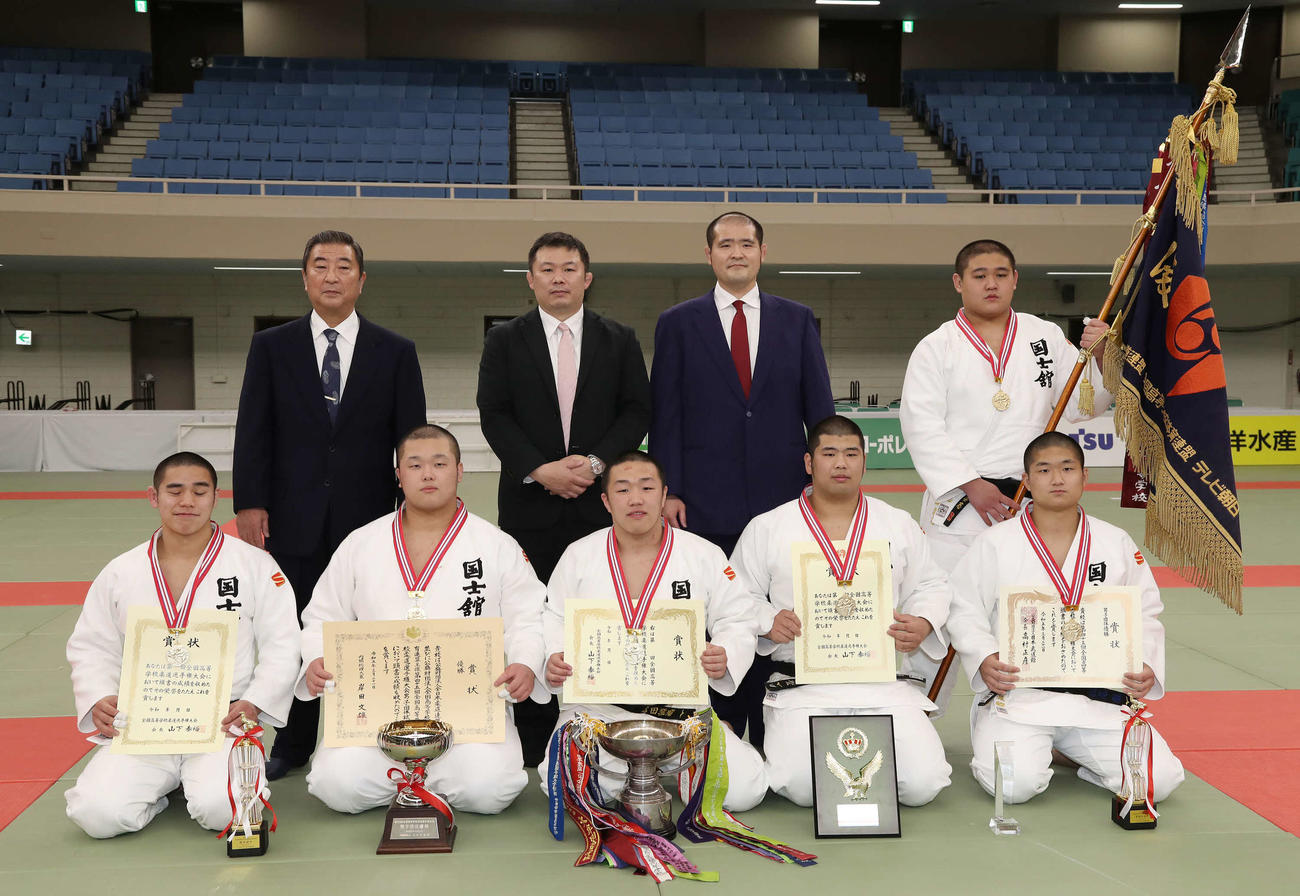 男子団体戦で優勝した国士舘（撮影・丹羽敏通）