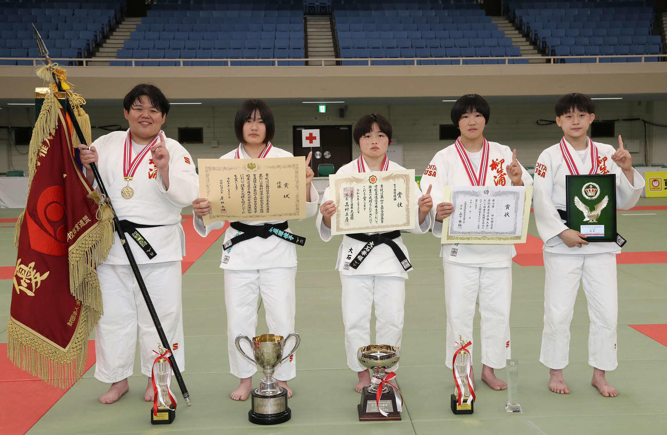女子団体戦で優勝した柳ヶ浦の選手たち（撮影・丹羽敏通）