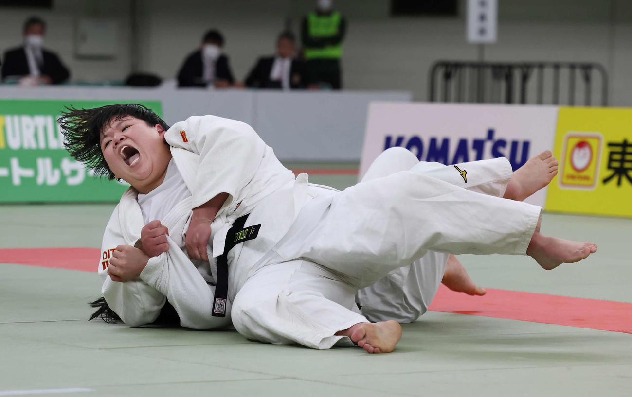 女子団体戦決勝　広島皆実対柳ケ浦　大将戦で一本勝ちした柳ケ浦・細野（撮影・丹羽敏通）