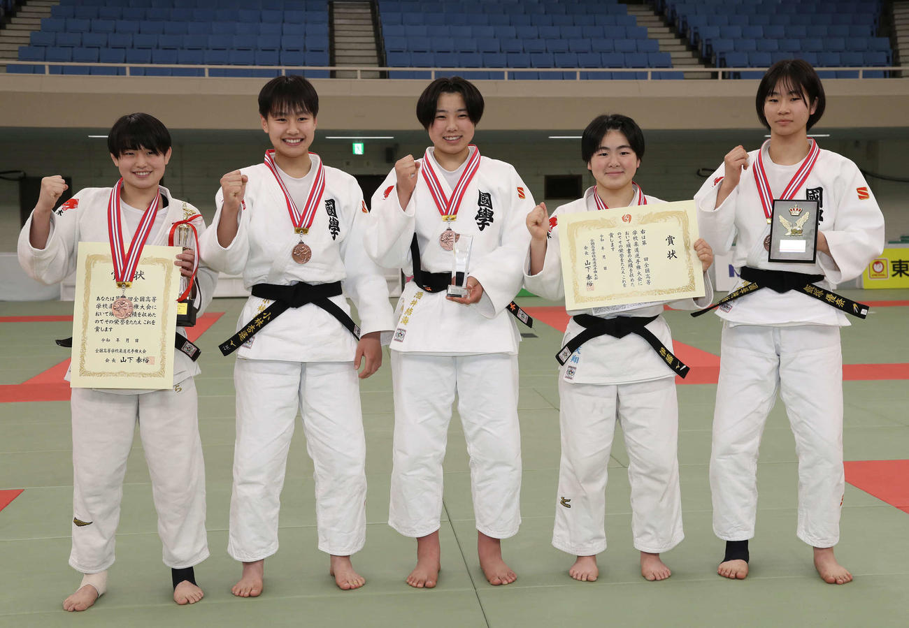 女子団体戦で3位になった国学院栃木（撮影・丹羽敏通）