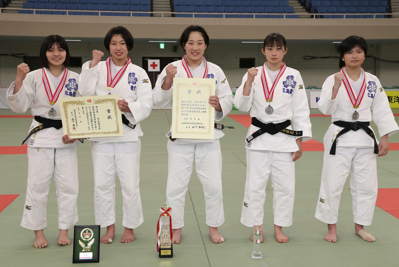 女子団体戦で準優勝の広島皆実（撮影・丹羽敏通）