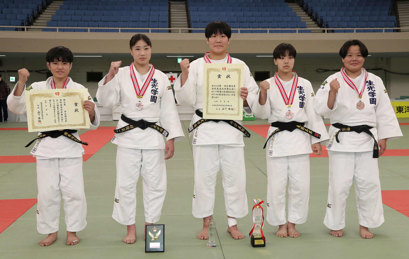 女子団体戦で3位になった生光学園（撮影・丹羽敏通）