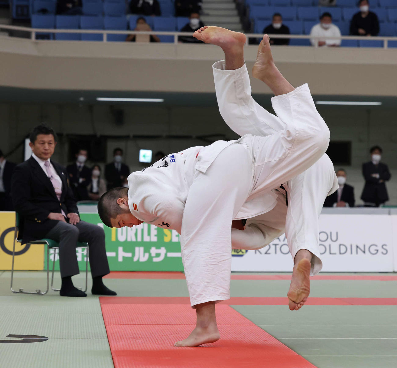 男子団体戦決勝　国士舘対東海大相模　国士舘・山本（手前）はナコスティン王未土を内股で破る（撮影・丹羽敏通）