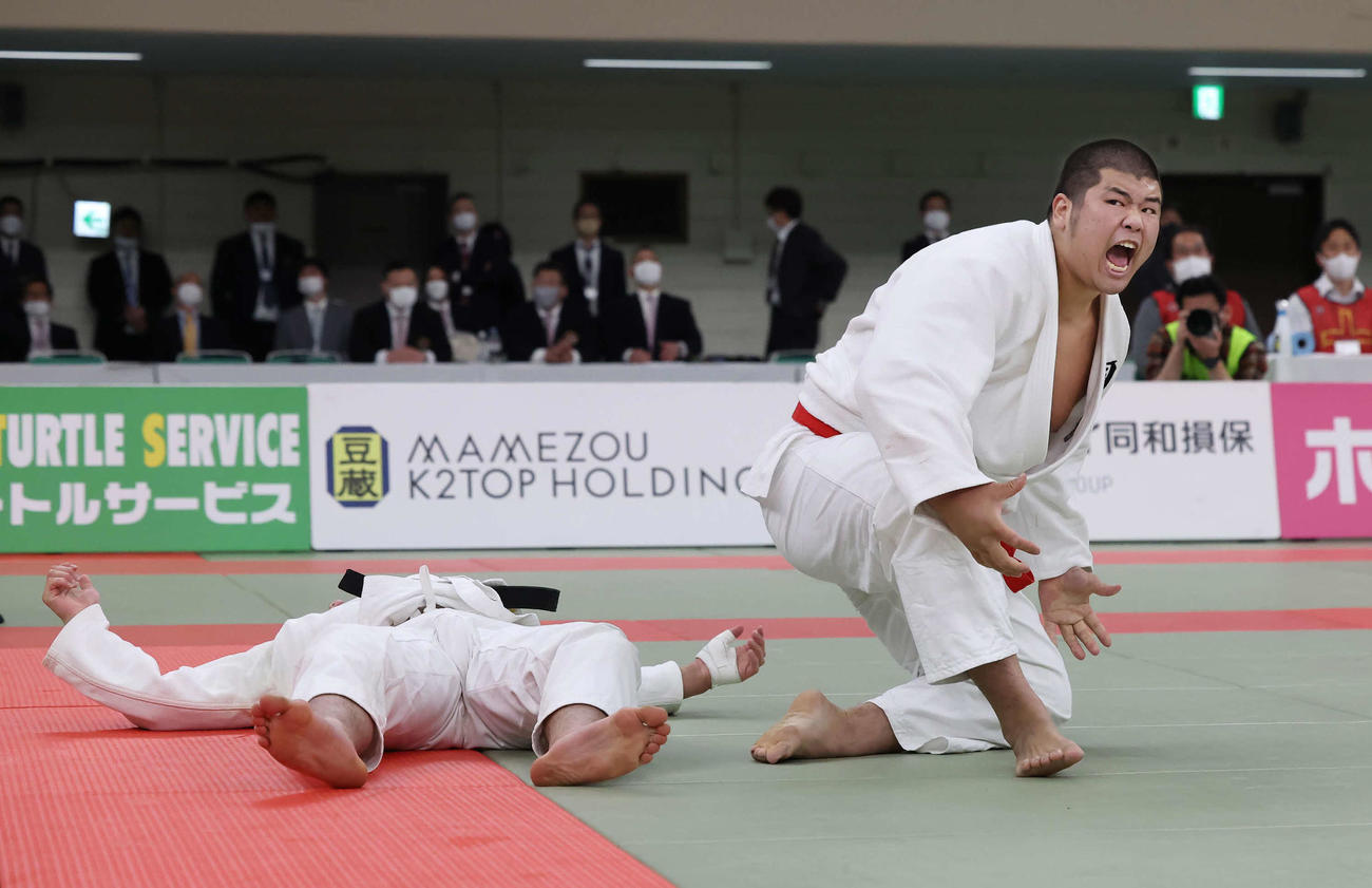 男子団体戦決勝　国士舘対東海大相模　内股で一本勝ちして雄たけびをあげる国士舘・山本（右）（撮影・丹羽敏通）