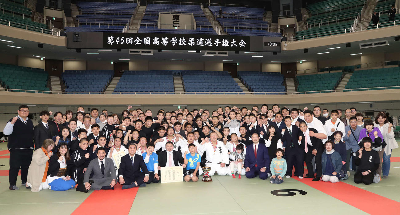 男子団体戦で優勝して関係者全員で写真に納まる国士舘（撮影・丹羽敏通）