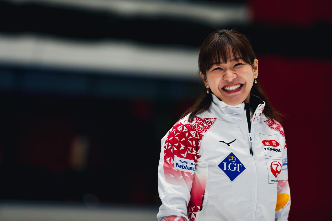 米国戦でいつものような笑顔を見せる日本代表ロコ・ソラーレの吉田知（C）WCF／Jeffrey Au