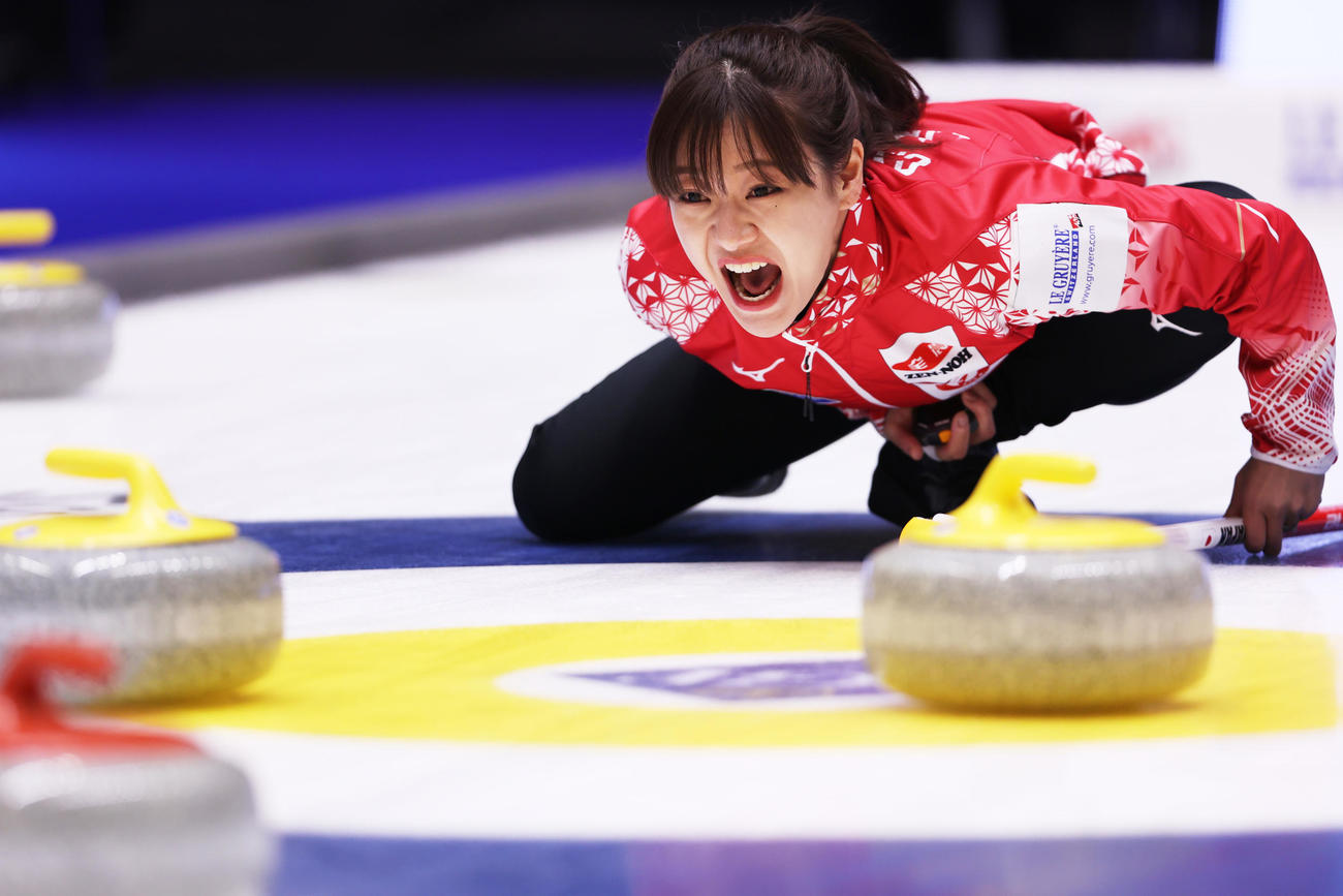 ノルウェー戦で声を張り上げてラインコールをする日本代表ロコ・ソラーレの吉田知（C）WCF／Stephen Fisher