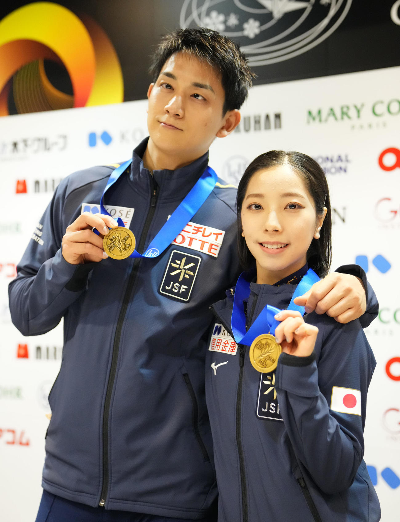 ペアSP首位発進しメダルを手に笑顔を見せる「りくりゅう」三浦璃来（右）木原龍一組