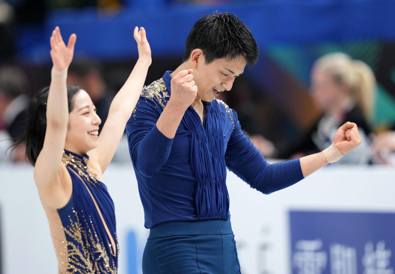 ペアSPの演技を終え、笑顔でガッツポーズする「りくりゅう」三浦璃来（左）木原龍一組