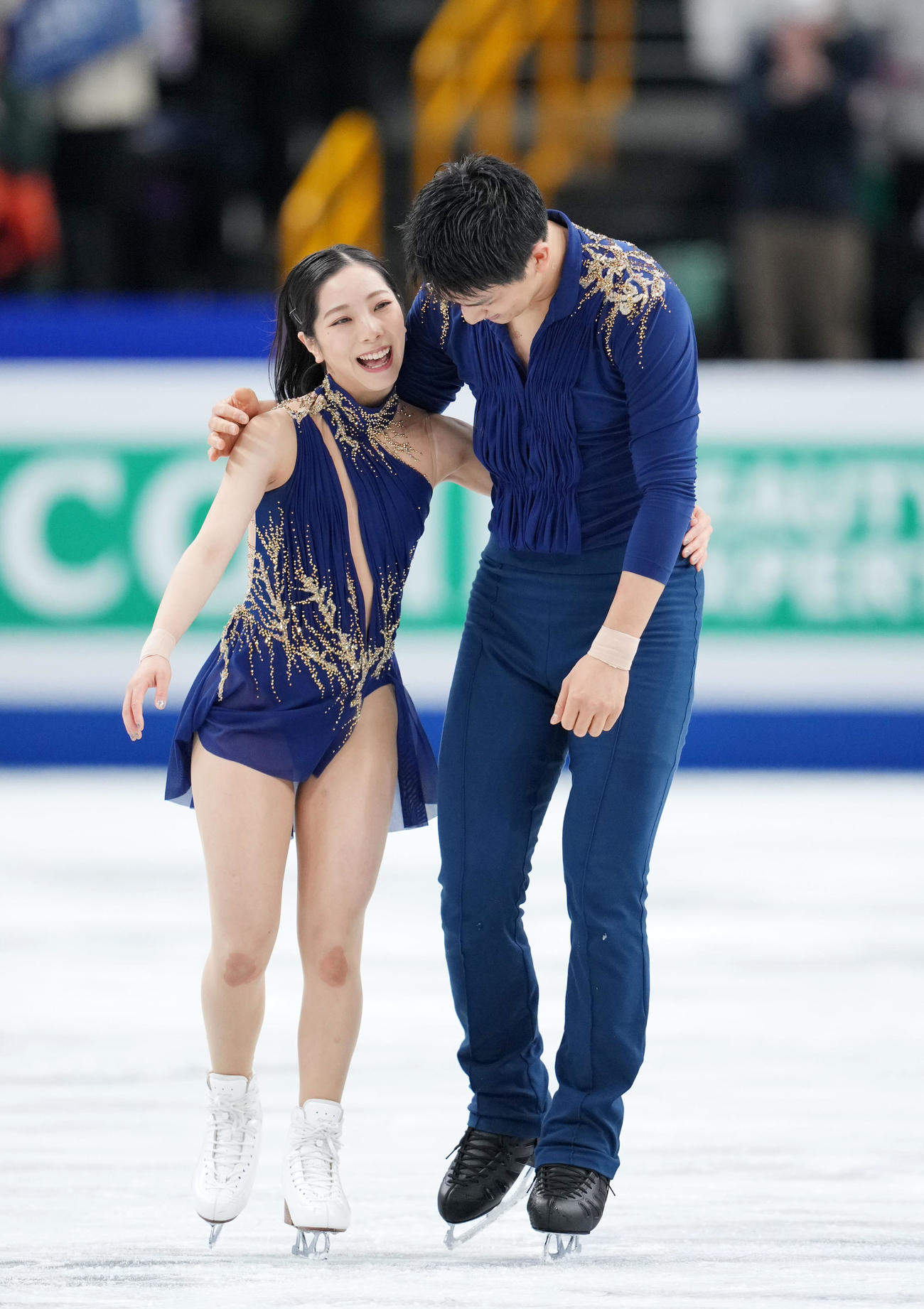 ペアSPの演技を終え、笑顔で抱き合う「りくりゅう」三浦璃来（左）木原龍一組