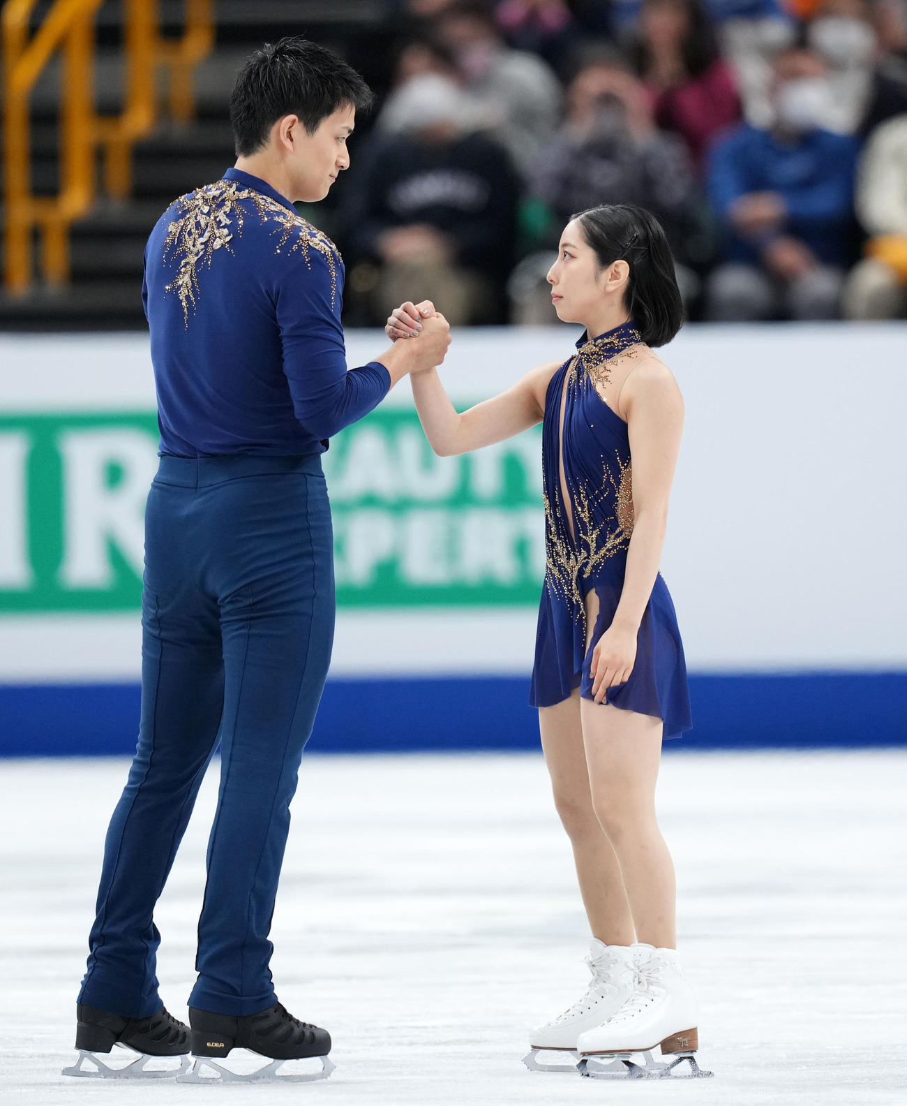 ペアSP演技前、固く握手を交わす「りくりゅう」三浦璃来（右）木原龍一組