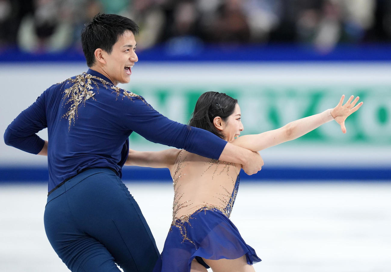 ペアSPで演技する「りくりゅう」三浦璃来（右）木原龍一組