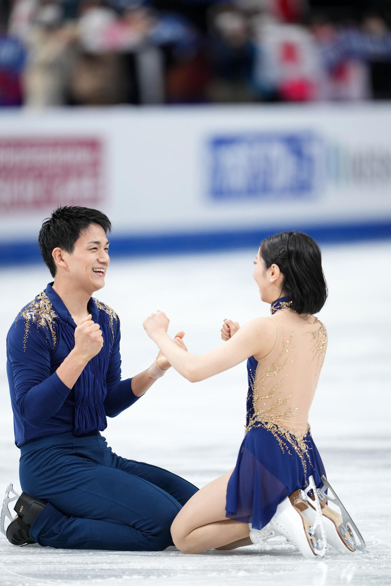 ペアSPの演技を終え、笑顔でガッツポーズする「りくりゅう」三浦璃来（右）木原龍一組