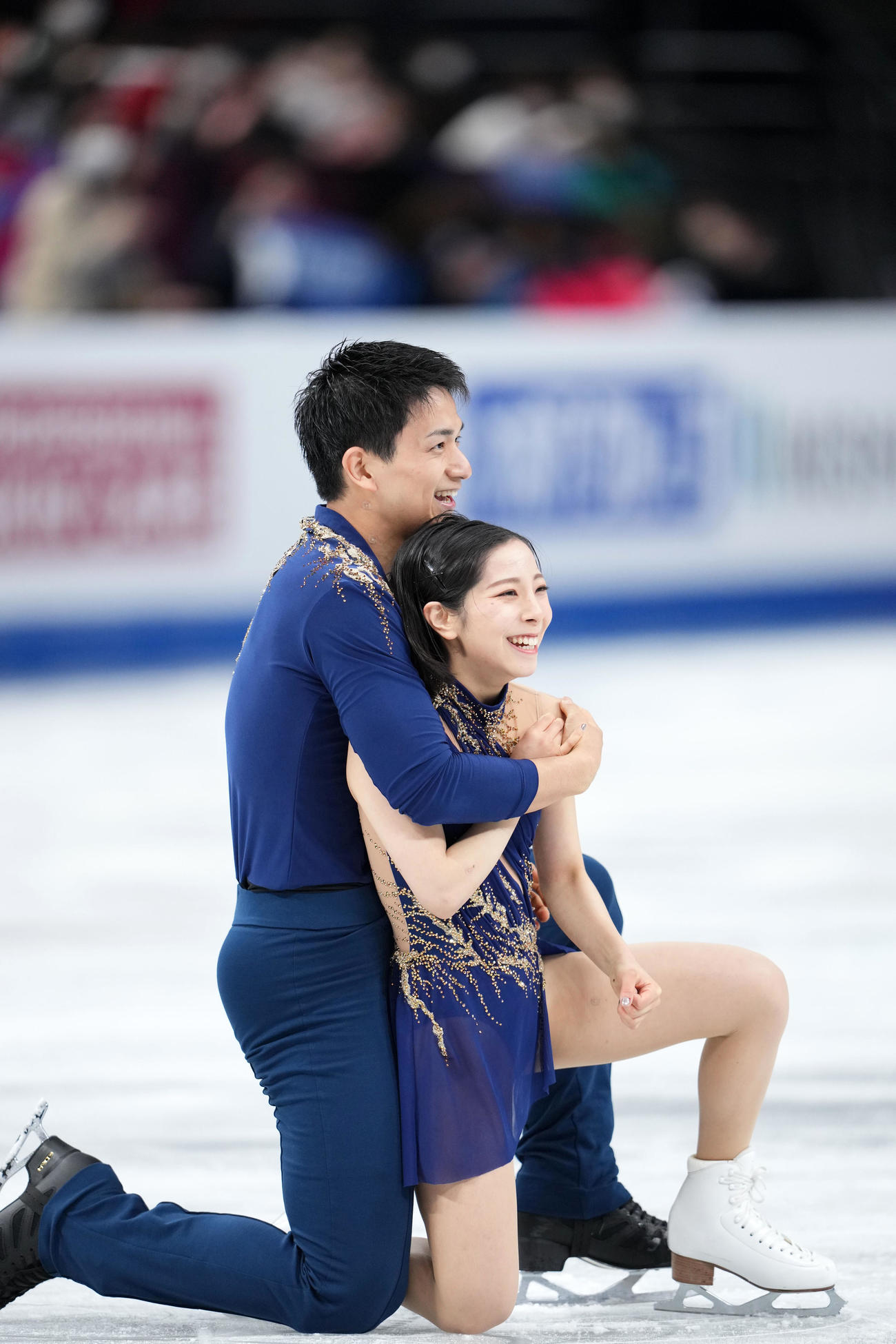 ペアSPの演技を終え笑顔で抱き合う「りくりゅう」三浦璃来（右）木原龍一組