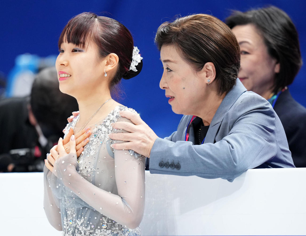 女子SP演技前、集中する三原。右は中野コーチ（撮影・横山健太）