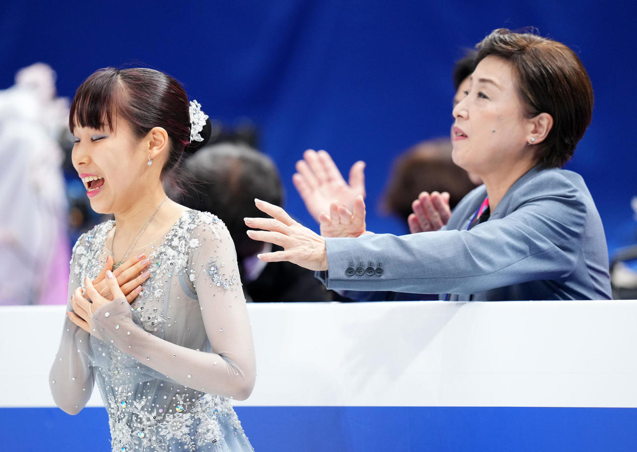 女子SP演技前、中野コーチ（右）に気合を入れてもらいリンクへ向かう三原（撮影・横山健太）