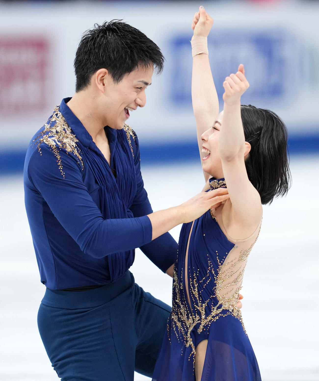 ペアSPの演技を終え笑顔で抱き合う「りくりゅう」、三浦（右）木原組（2023年3月22日撮影）