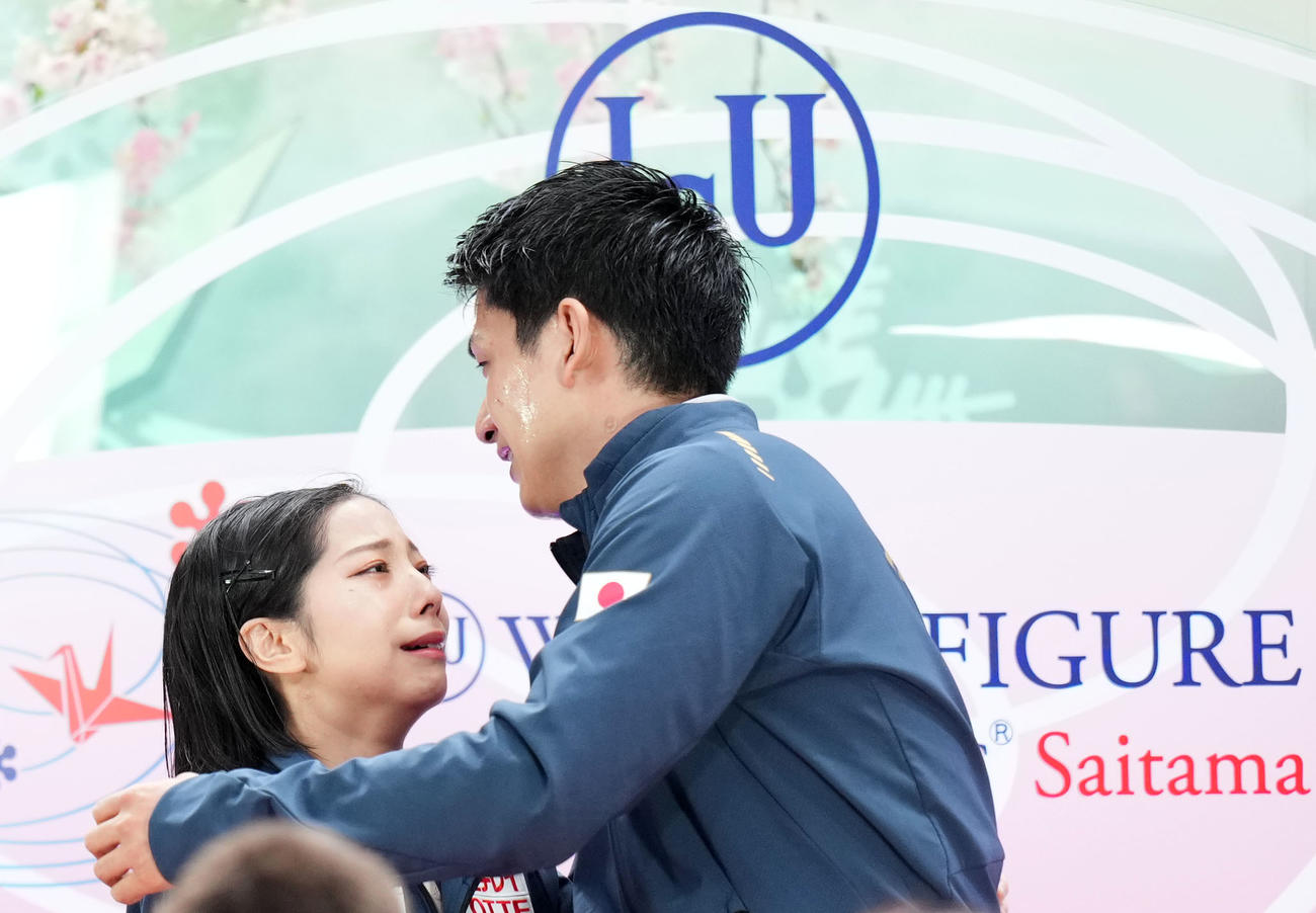 優勝が決まり抱き合う「りくりゅう」三浦（左）木原組（撮影・横山健太）