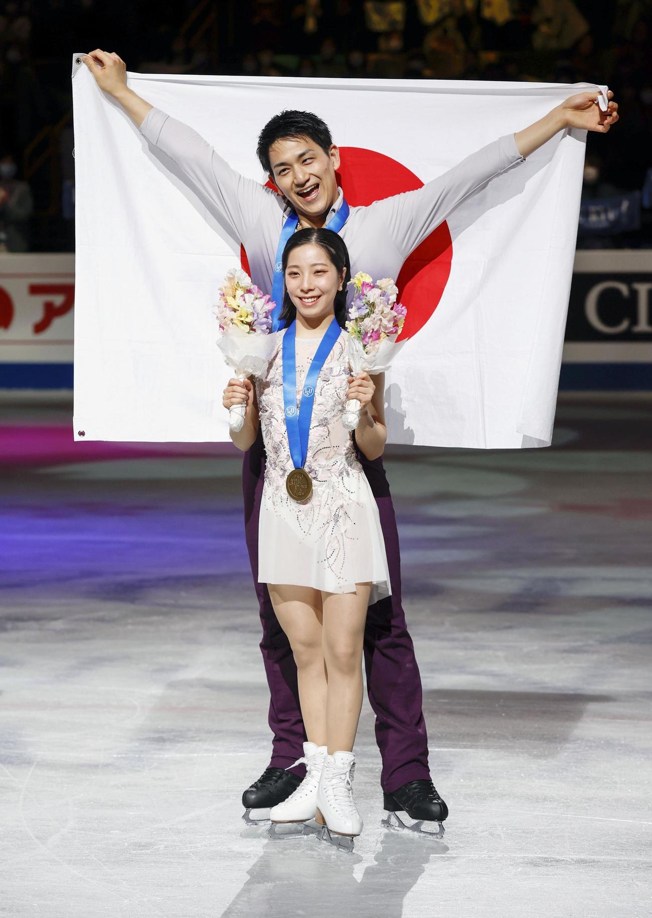 ペアで優勝し、笑顔の三浦璃来（手前）と木原龍一（共同）