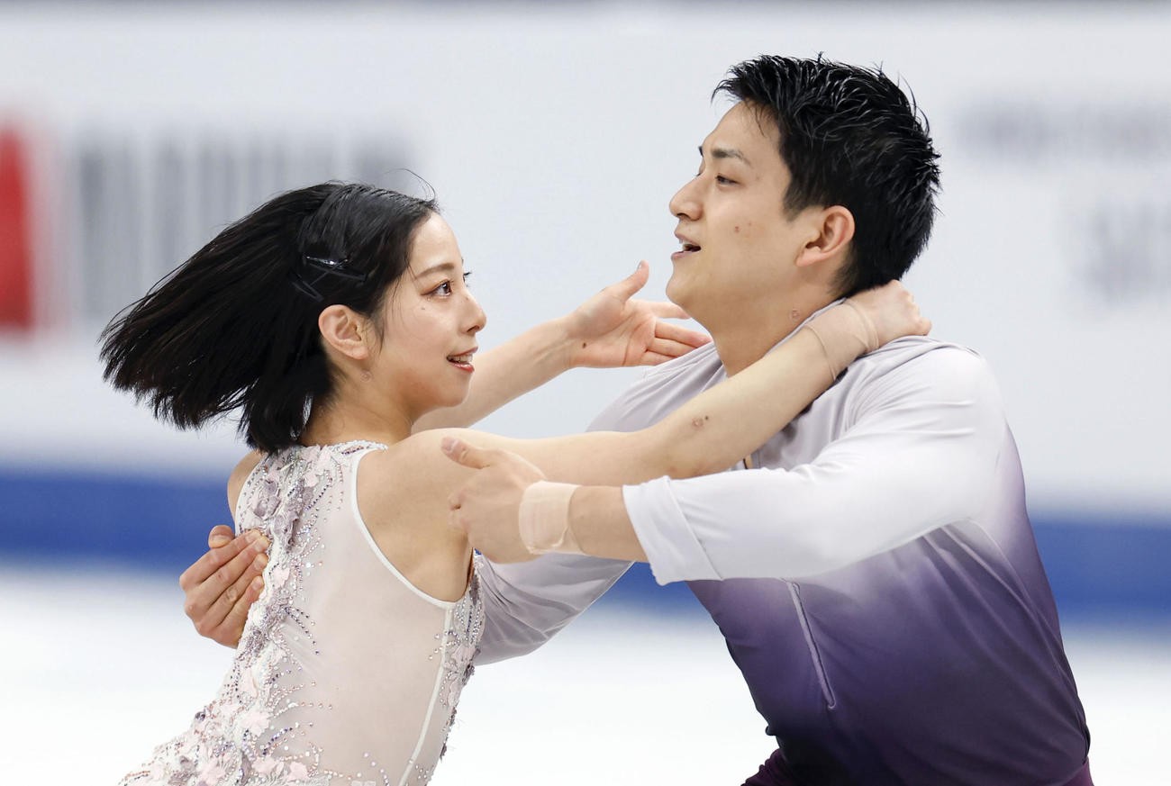 ペアで優勝した三浦璃来（左）、木原龍一組のフリーの演技（共同）