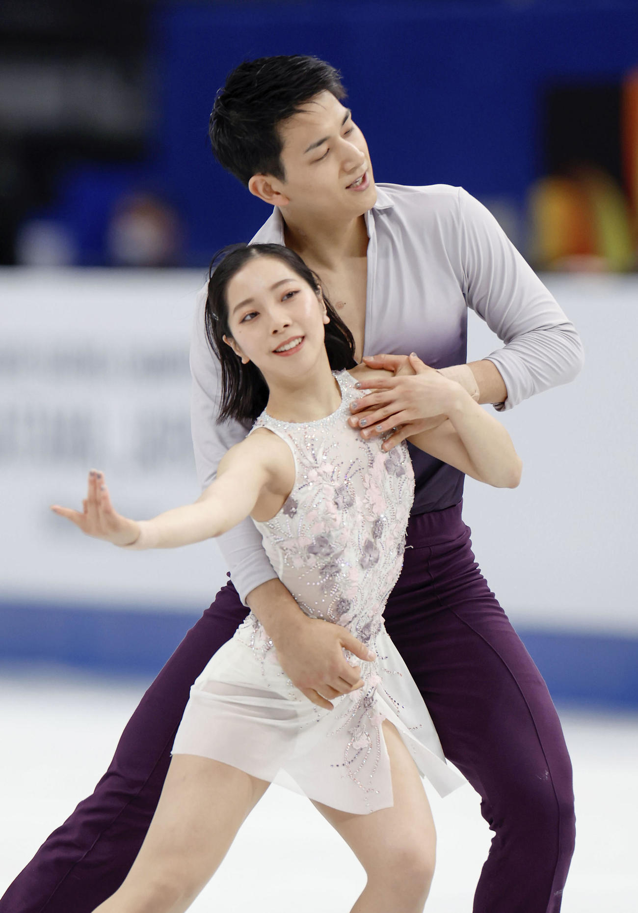 ペアで優勝した三浦璃来（手前）、木原龍一組のフリーの演技（共同）