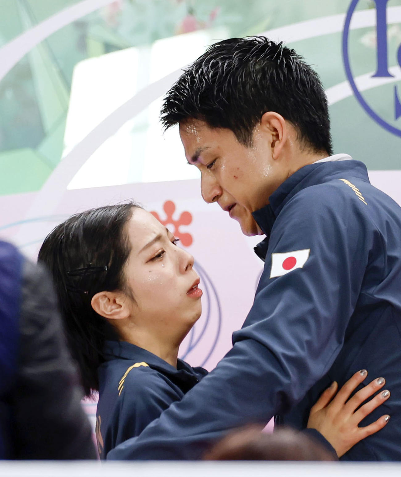 ペアで日本勢初優勝を果たし、キスアンドクライで感極まる三浦璃来（左）と木原龍一（共同）