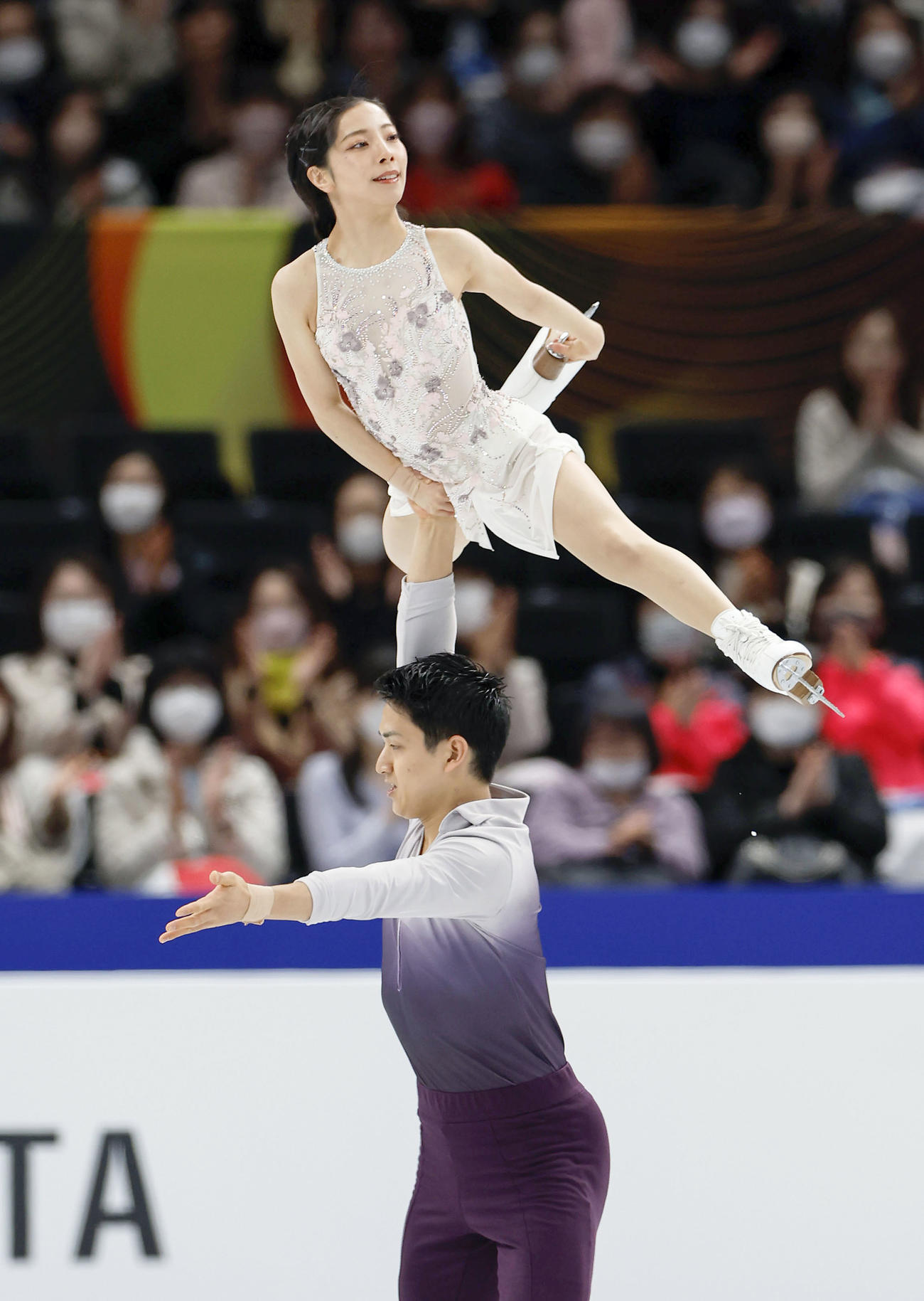 ペアで優勝した三浦璃来（上）、木原龍一組のフリーの演技（共同）