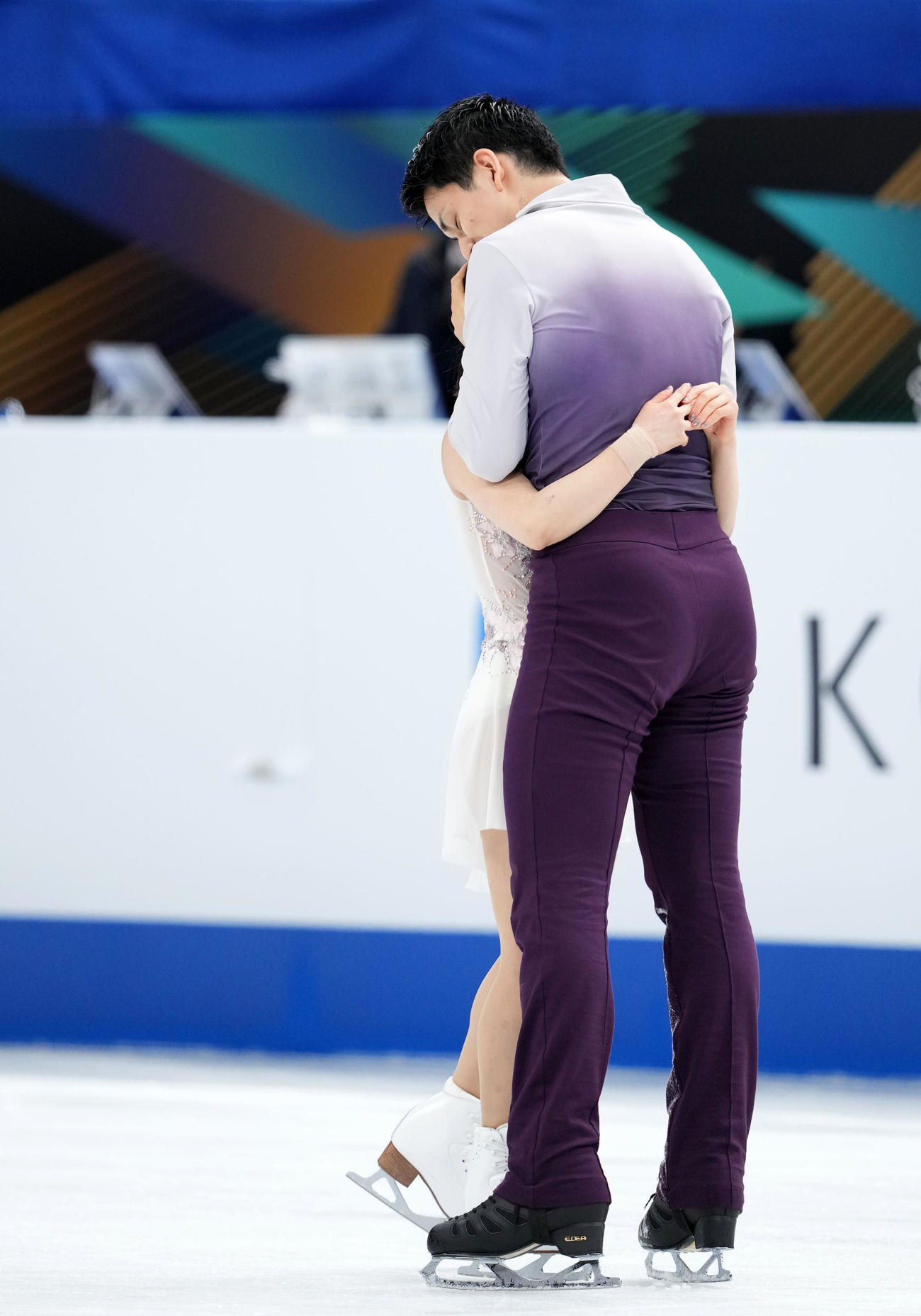 演技を終え、抱き合う「りくりゅう」三浦（左）木原組（撮影・横山健太）