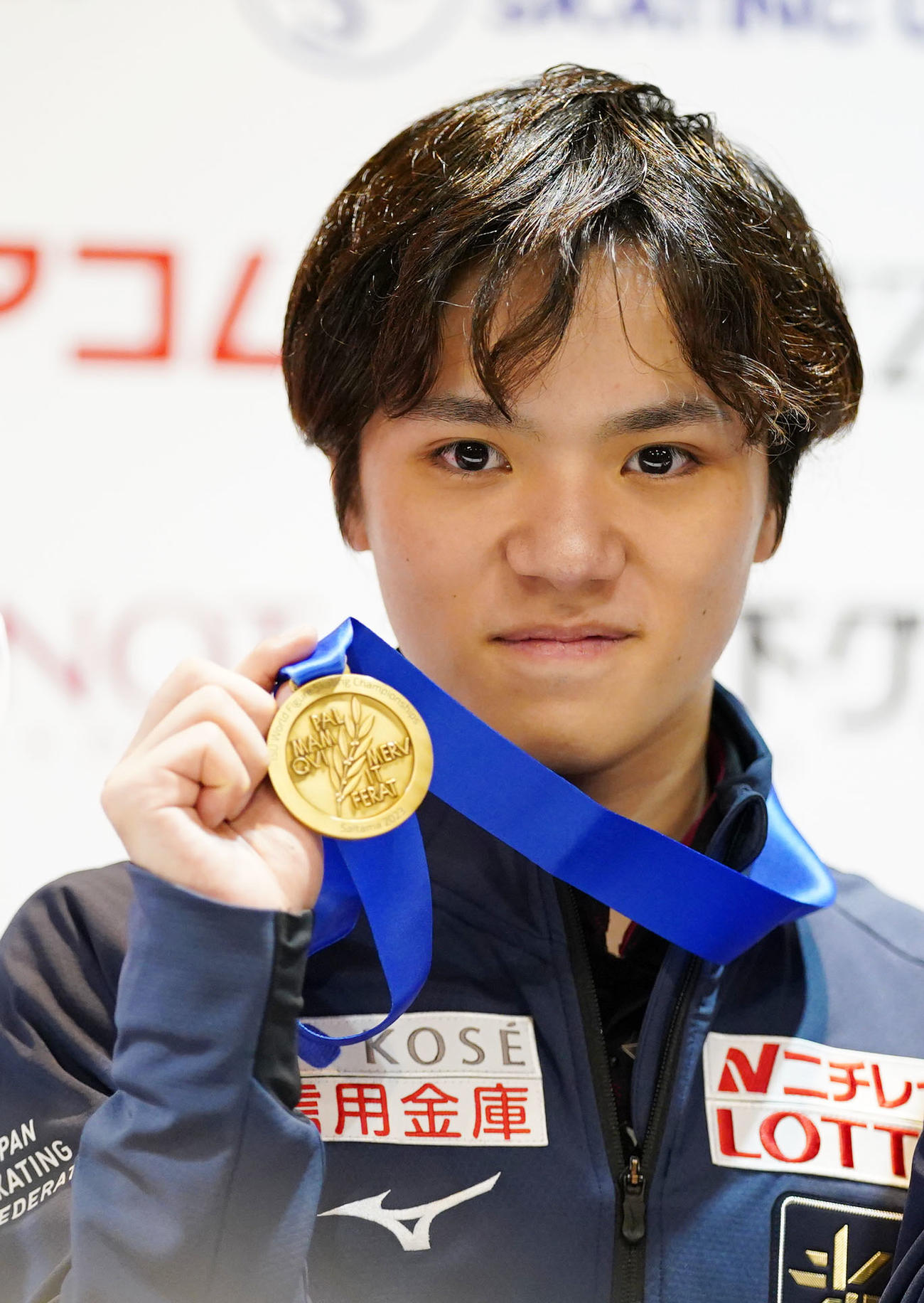 メダルを手に笑顔を見せる宇野（撮影・横山健太）
