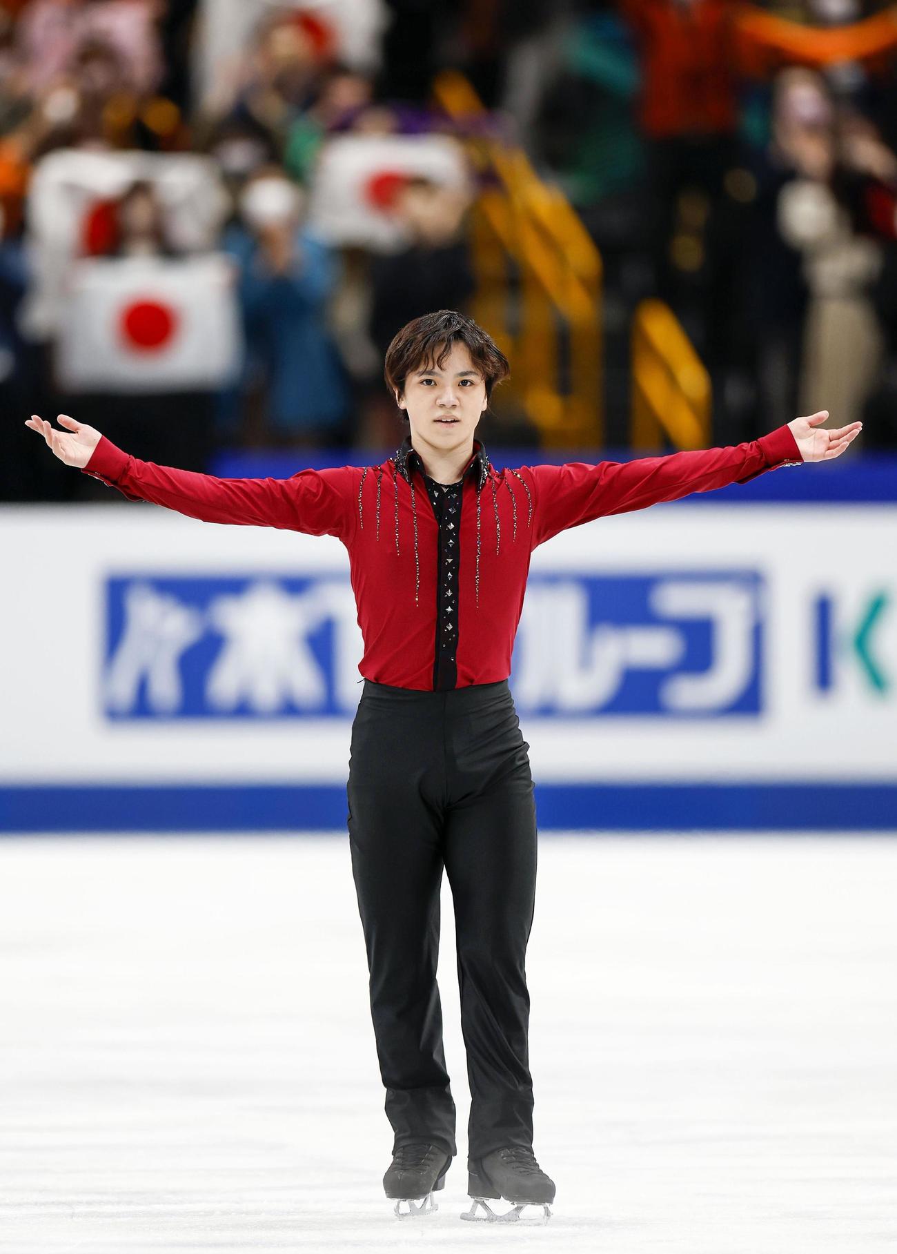 男子SPの演技を終え、歓声に応える宇野昌磨