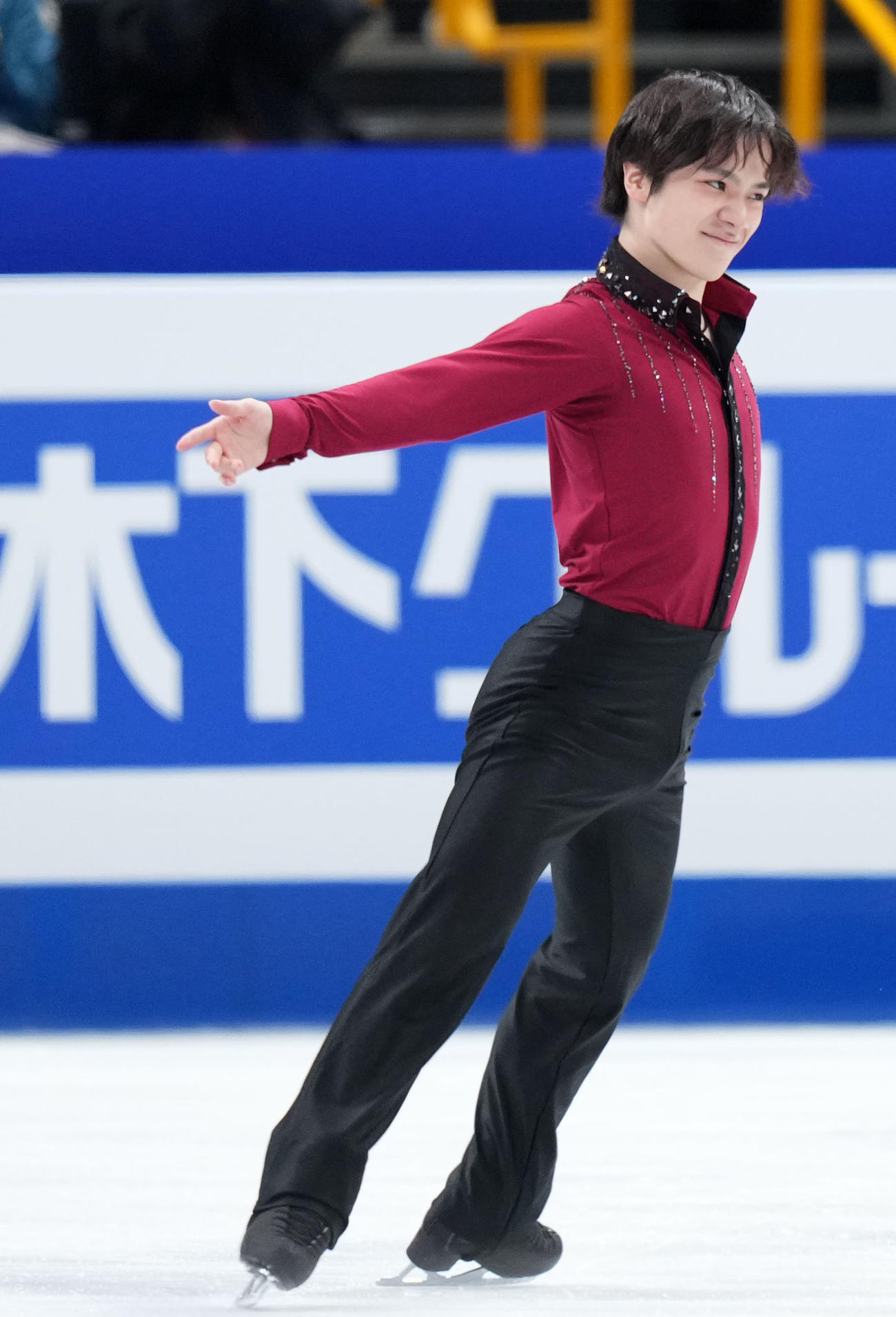 男子SPでジャンプを決め笑みを浮かべる宇野（撮影・横山健太）
