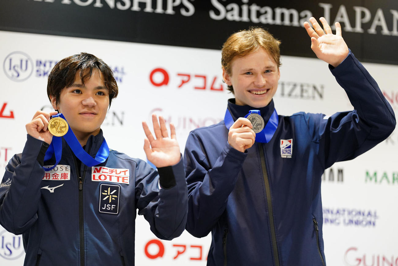 メダルを手に笑顔を見せる宇野（左）とイリア・マリニン（撮影・横山健太）