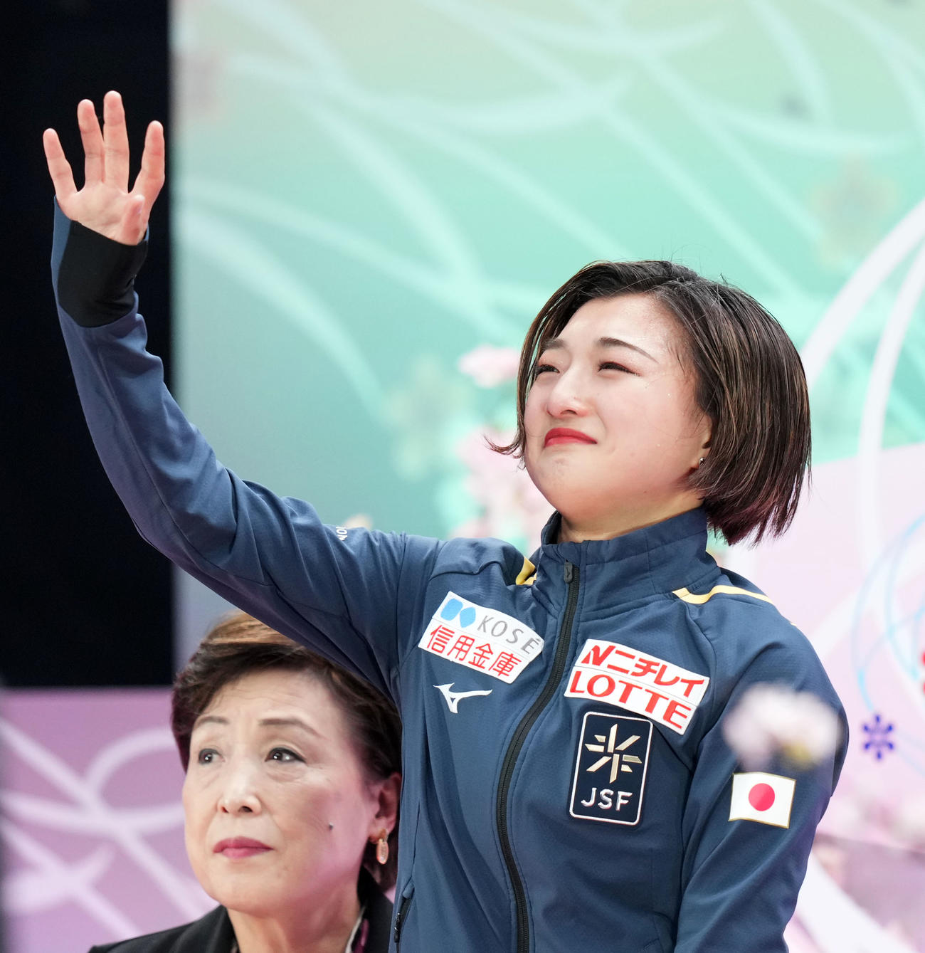 世界選手権2連覇を達成し声援に応える坂本（撮影・横山健太）