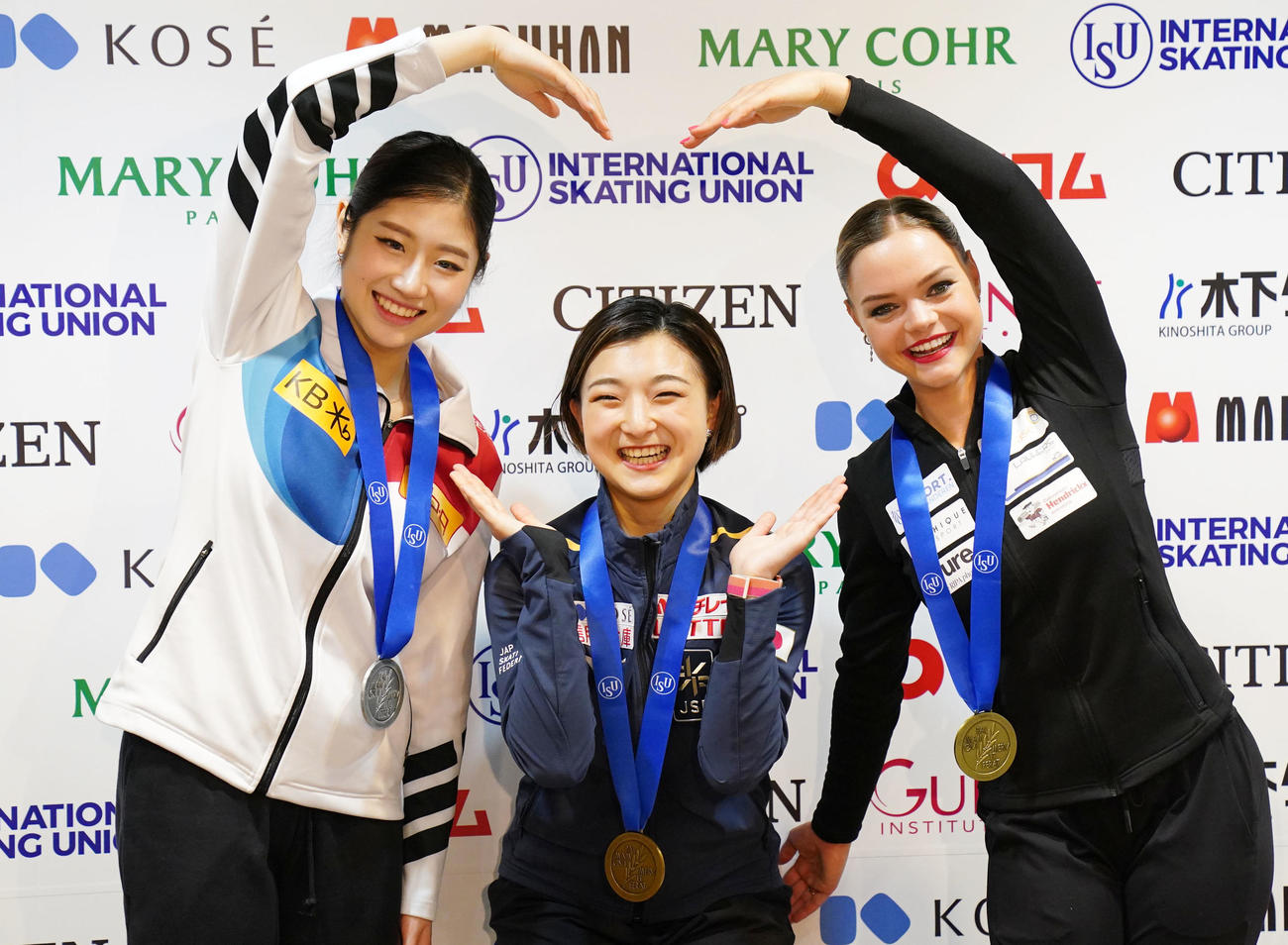 笑顔を見せる坂本。左は2位イ・ヘイン、右はルナ・ヘンドリックス（撮影・横山健太）
