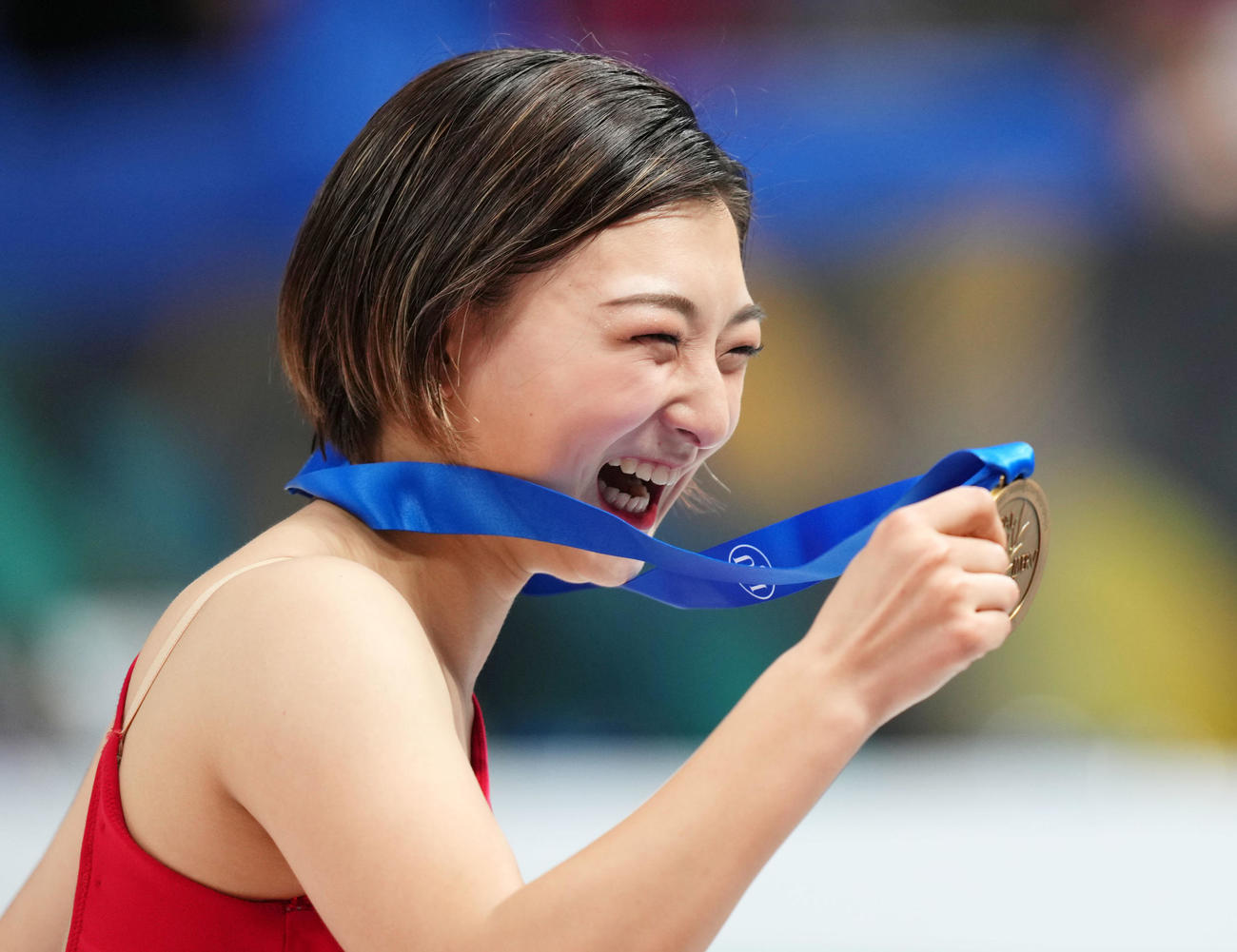 金メダルを手に笑顔を見せる坂本（撮影・横山健太）
