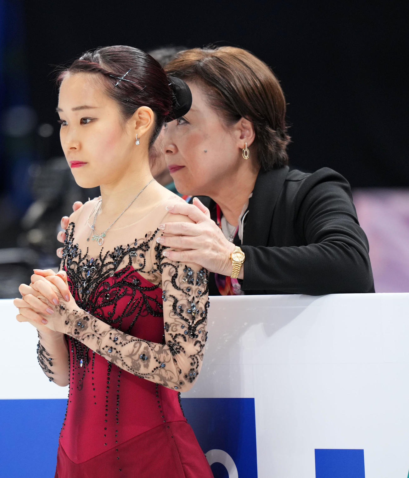 女子フリー演技開始前、集中する三原。右は山田コーチ（撮影・横山健太）