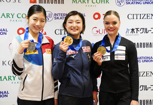 メダルを手に笑顔を見せる坂本。左は2位イ・ヘイン、右はルナ・ヘンドリックス（撮影・横山健太）