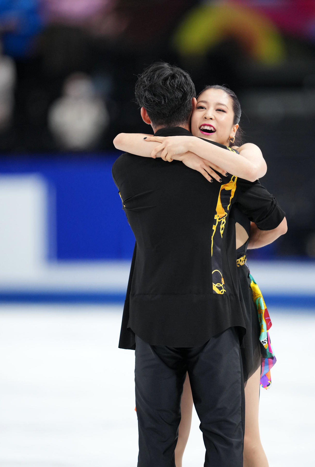 アイスダンスRDでの演技を終え抱き合う「かなだい」村元（右）高橋組（撮影・横山健太）