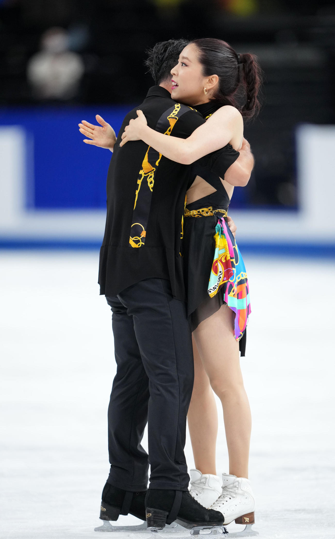 アイスダンスRDでの演技を終え抱き合う「かなだい」村元（右）高橋組（撮影・横山健太）