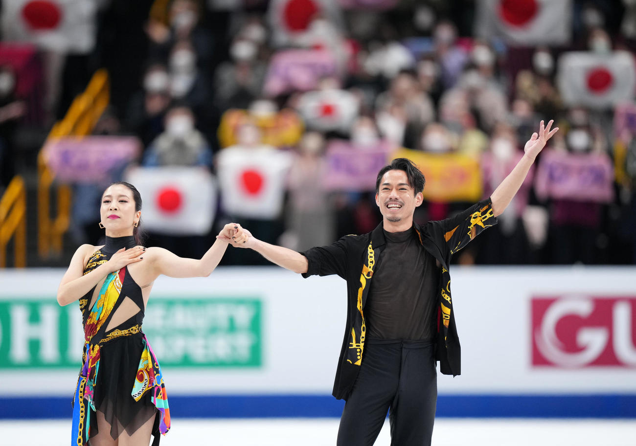 アイスダンスRDでの演技を終え声援に応える「かなだい」村元（左）高橋組（撮影・横山健太）