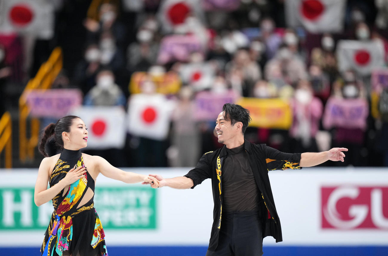 アイスダンスRDでの演技を終え声援に応える「かなだい」村元（左）高橋組（撮影・横山健太）