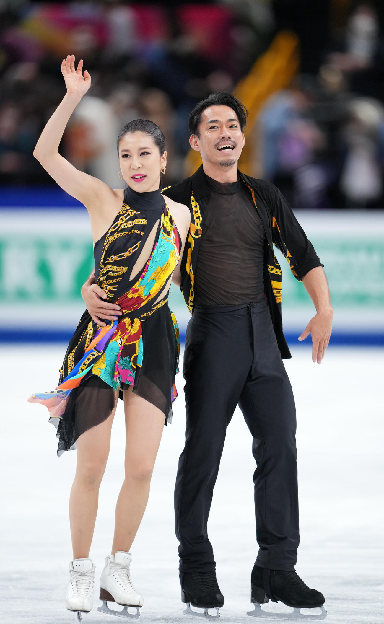 アイスダンスRDでの演技を終え声援に応える「かなだい」村元（左）高橋組（撮影・横山健太）